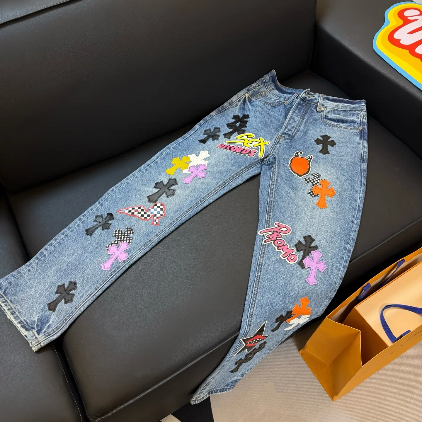 P330 model number: D334 ChromeHearts graffiti leather cow king color #washed blue size #28-36 (s m l xl xxl) S waist 77 hip 102 trouser length 102 trouser opening 20 M waist 81 hip 106 trouser length 104 trouser opening 21 L waist 85 hip 110 trouser length 106 Cuff 21.5